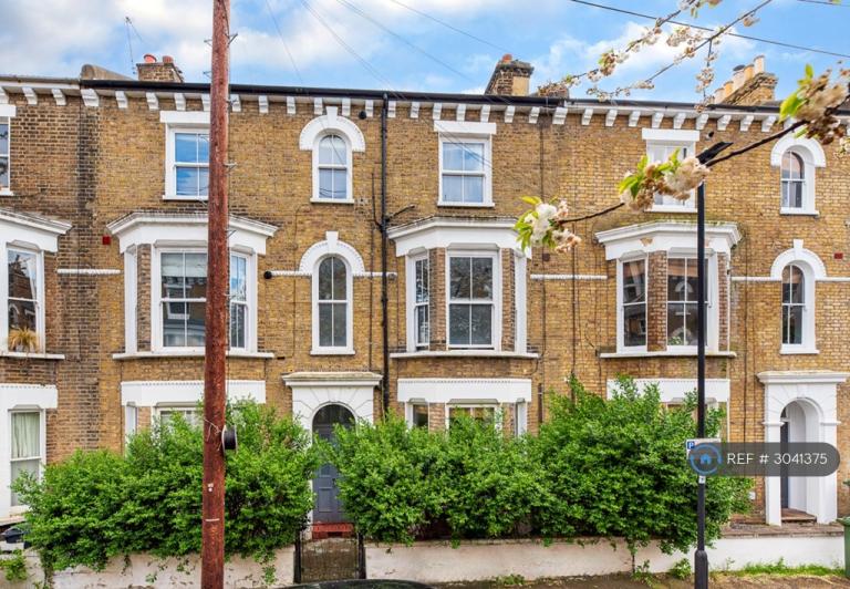 1 bedroom flat in Chantrey Road, London, SW9 (1 bed) (#3041375)