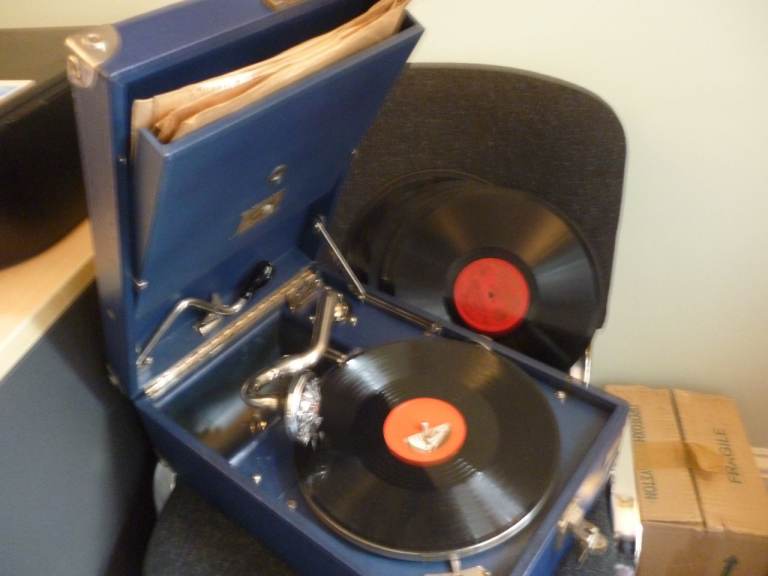 Beautiful vintage year 1930s Blue (HMV) His Masters Voice table top 78 speed winding gramophone. 