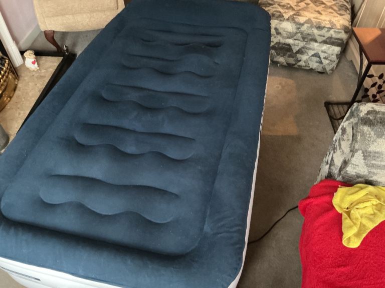 Inflatable mattress/ bed 