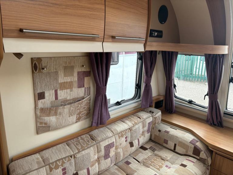  BAILEY UNICORN VIGO - FIXED TRANSVERSE ISLAND BED CARAVAN + MOTORMOVER 