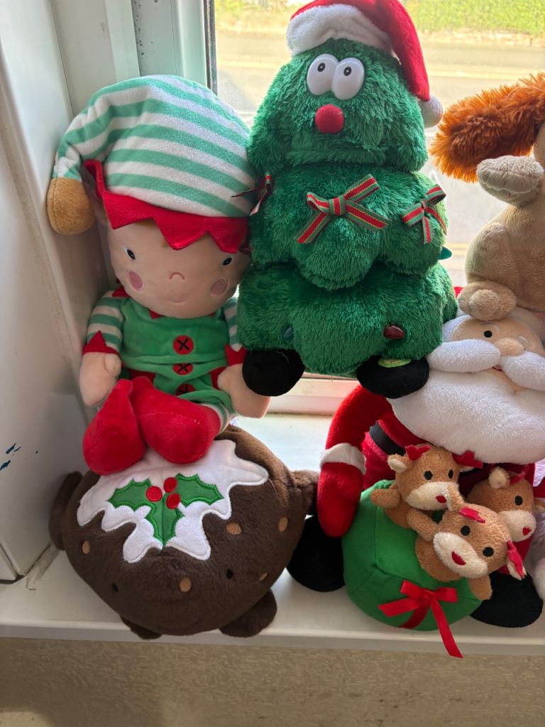 Toys/xmas decorations. 