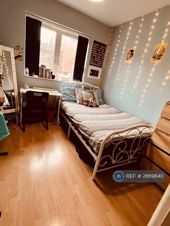 4 bedroom flat in St. Pauls Way, London, E3 (4 bed) (#2669840)