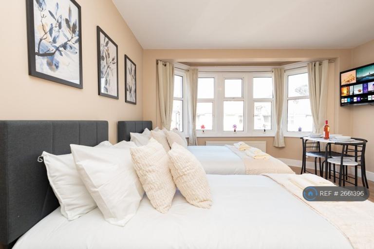 Studio flat in Queens Park Road, Bournemouth, BH8 (#2661396)