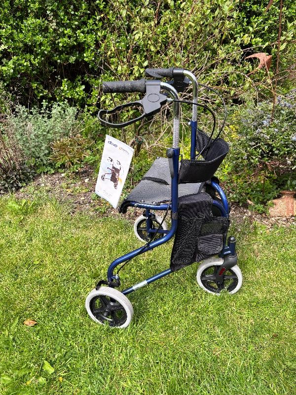 ROLATOR - Drive TW017 (3 wheel with seat).