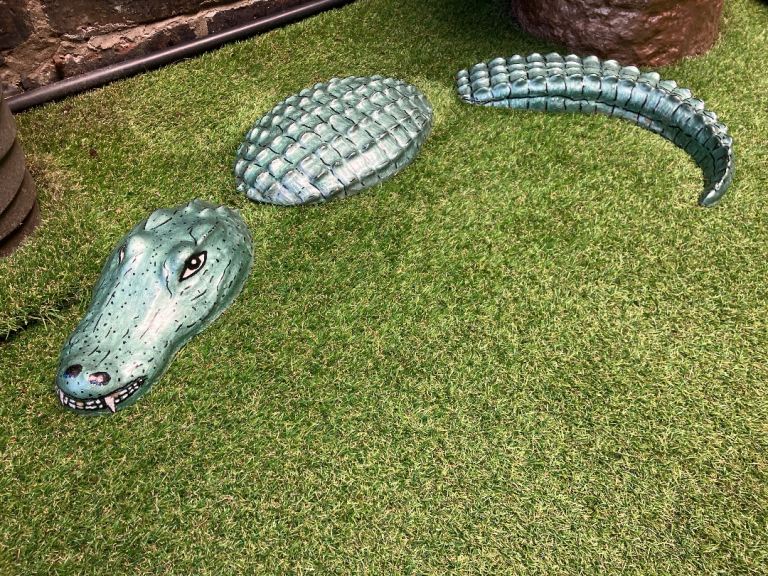 Garden Crocodile / Alligator Ornament Set – Green, Good Condition