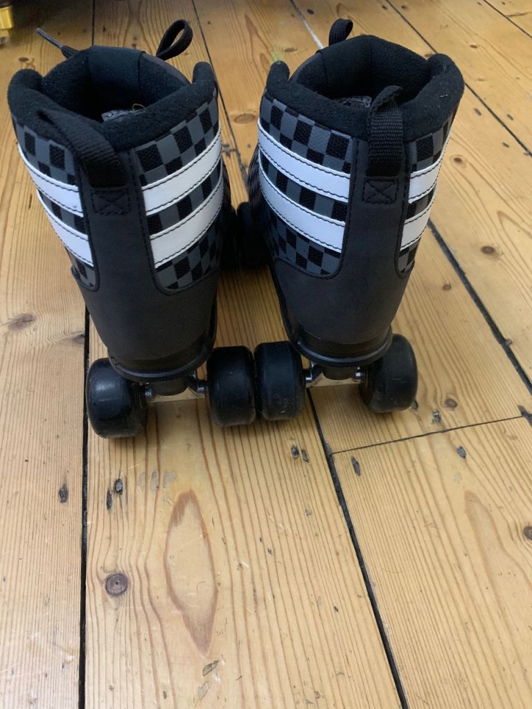 Roller skates size 6 VGC