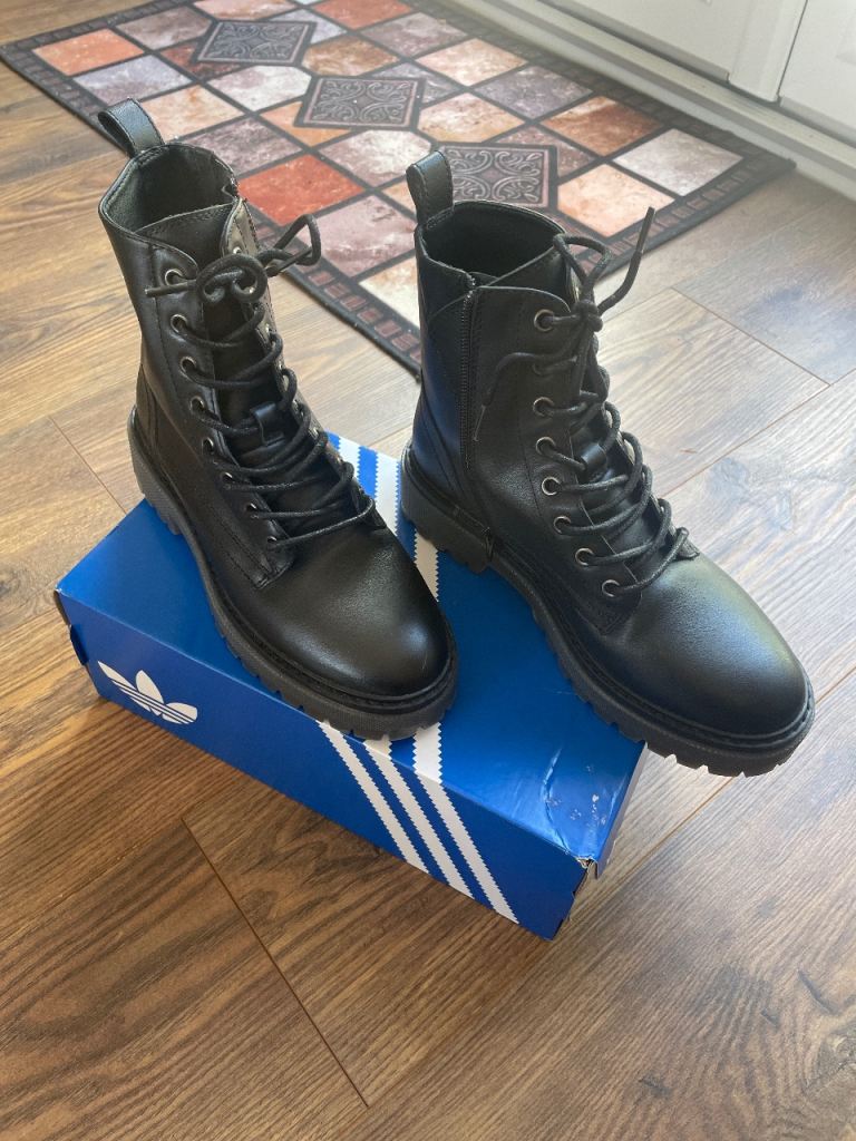 Lady’s Walking Boots