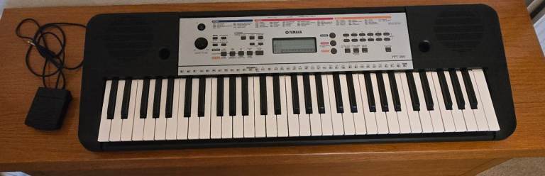Yamaha YPT-260 Portable Keyboard with Accessories 