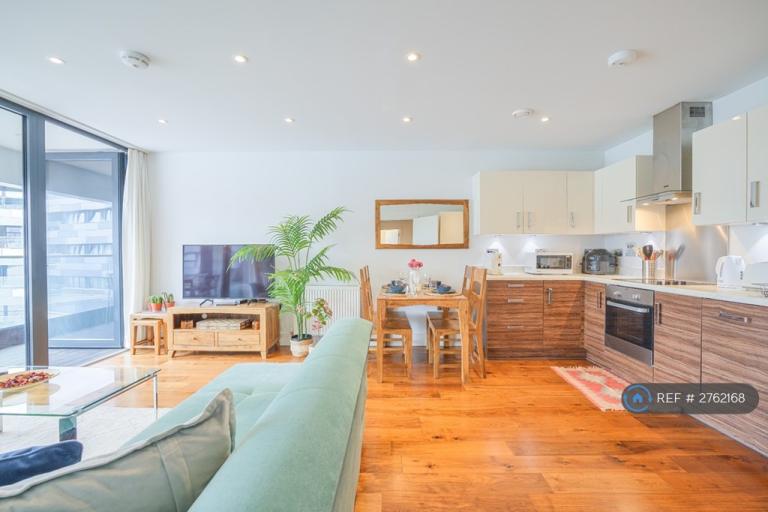 2 bedroom flat in Lambarde Square, London, SE10 (2 bed) (#2762168)