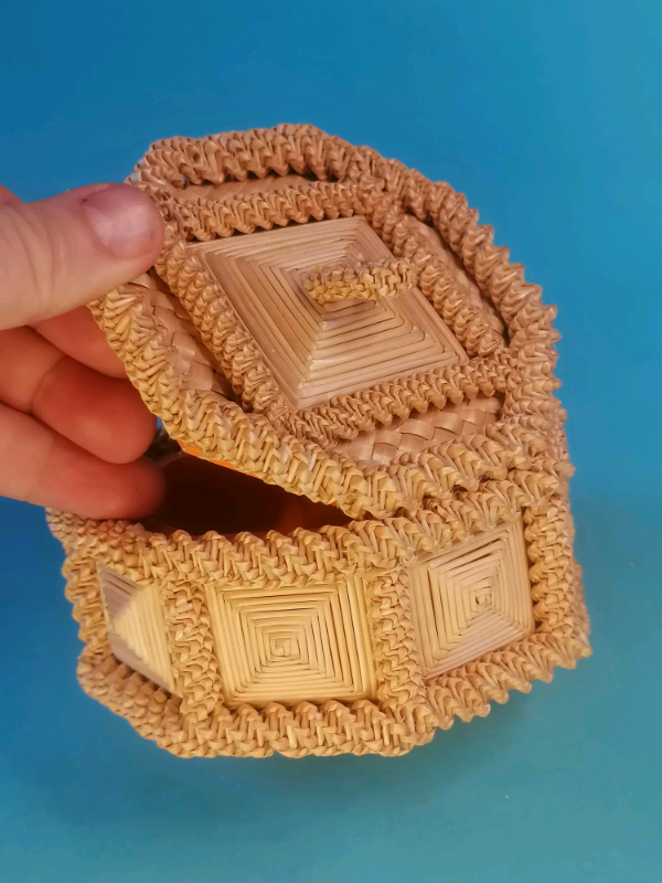Vintage 4,5inch Folk Art Polygon Woven Straw Sewing or Trinket Box. 