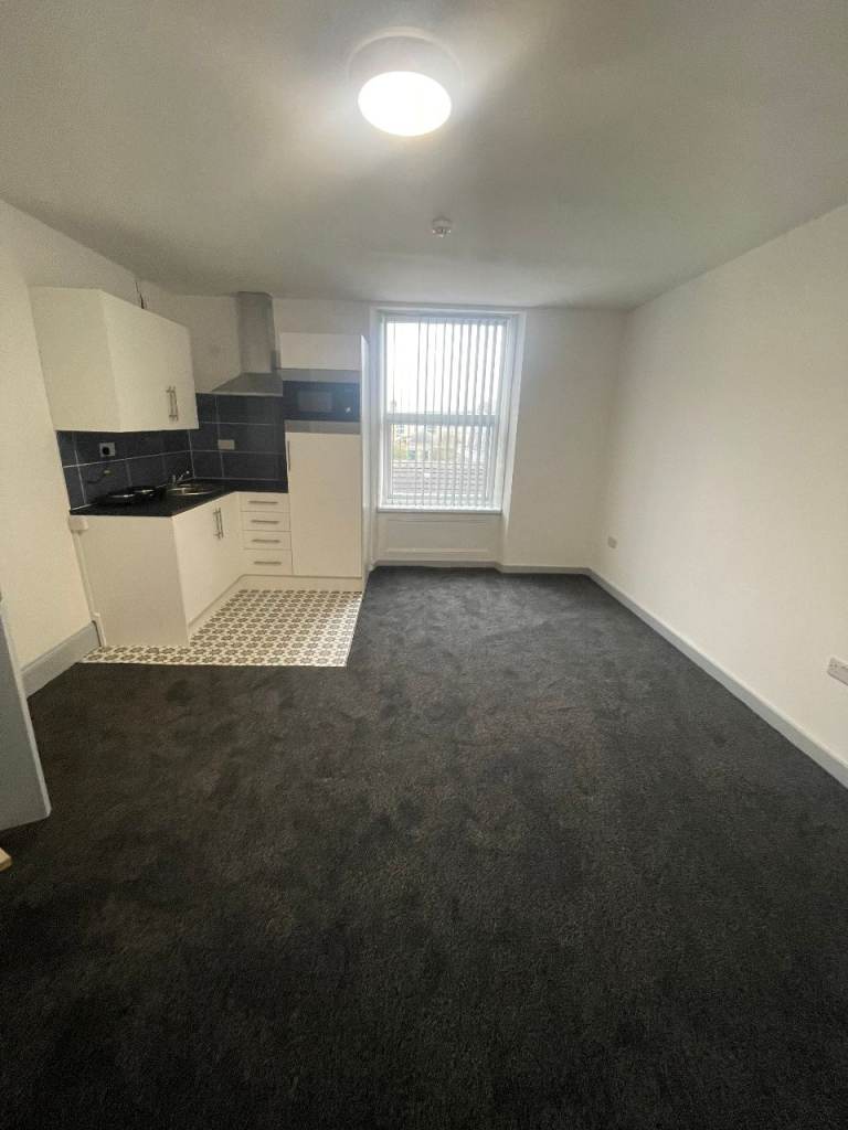 Bright & Modern Studio Apartment Available Now