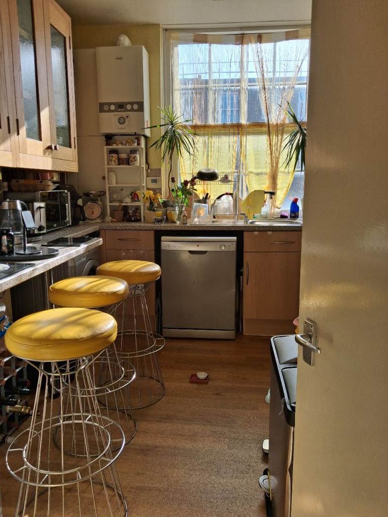 Upsize or Mutual Exchange: I have 2Bed London Stoke Newington Wants West Sussex Surrey Essex 