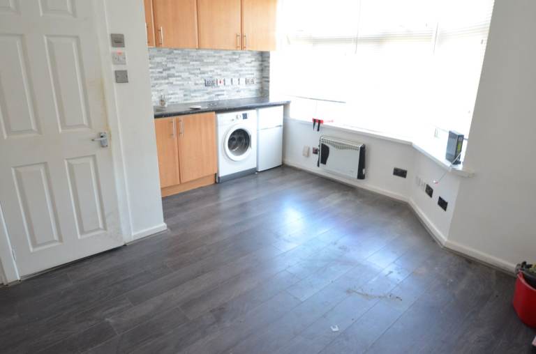 STUDIO FLAT 10 MINUTES WALK TO WALTHAMSTOW CENTRAL STATION