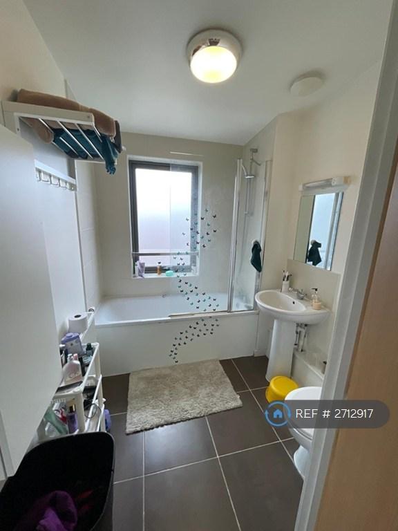 1 bedroom flat in Brent Road, London, E16 (1 bed) (#2712917)