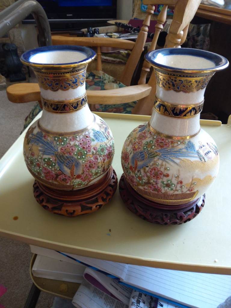 2 chinese pots with stands
