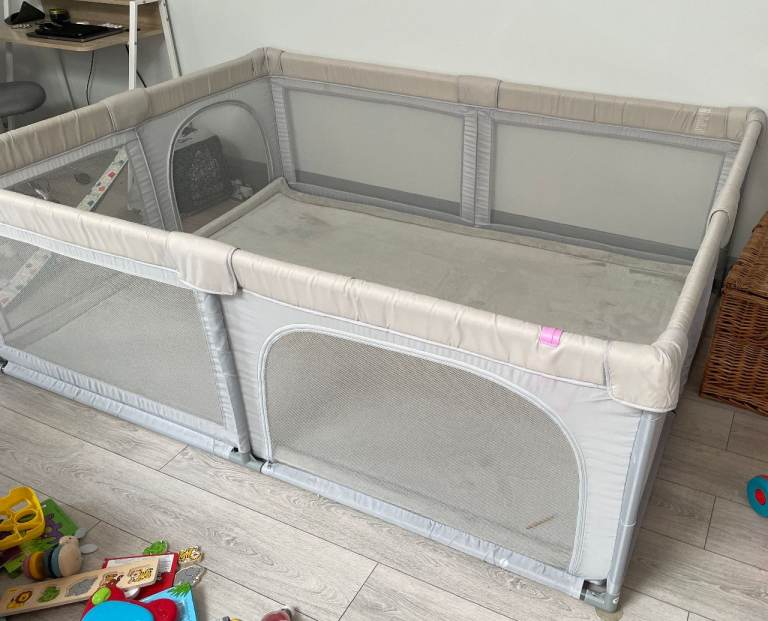 Extra large play pen and foam mat