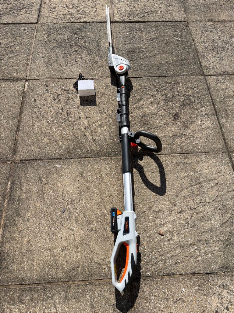 Worx WG252E Cordless Pole Hedge Trimmer – Good Condition