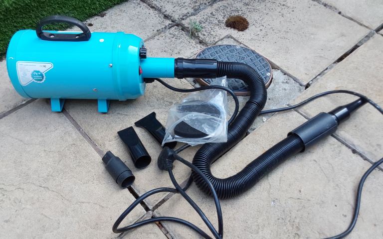 Pet blow dryer