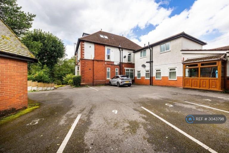 2 bedroom flat in Wellington Road, Oldham, OL3 (2 bed) (#3043798)