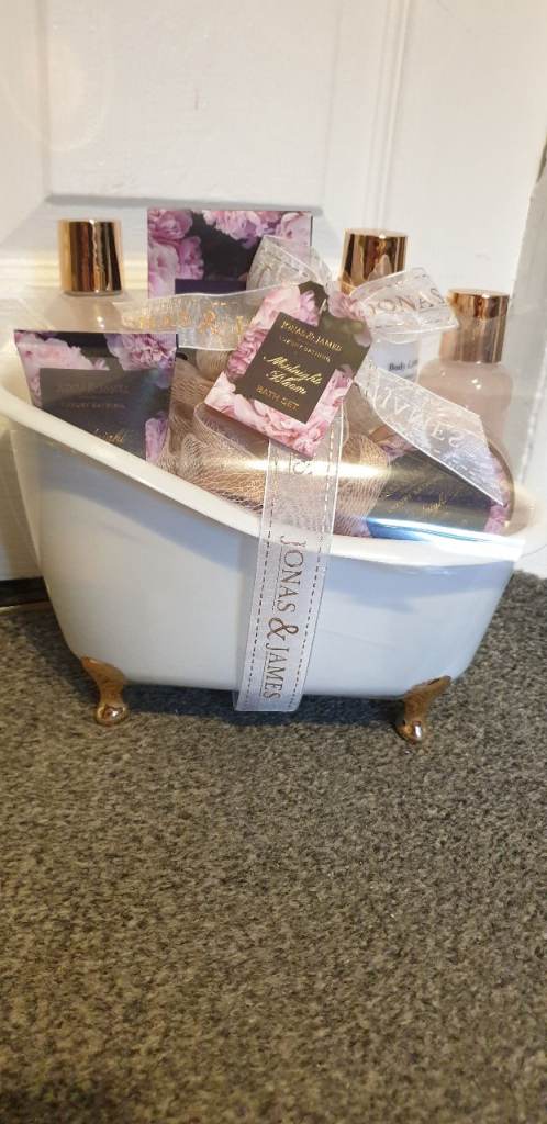 Jones & James Bath & Body Gift Set in Mini Bathtub - New