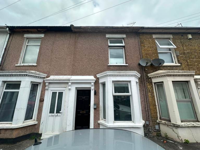 REFURBISHED EN-SUITE ROOMS TO LET
