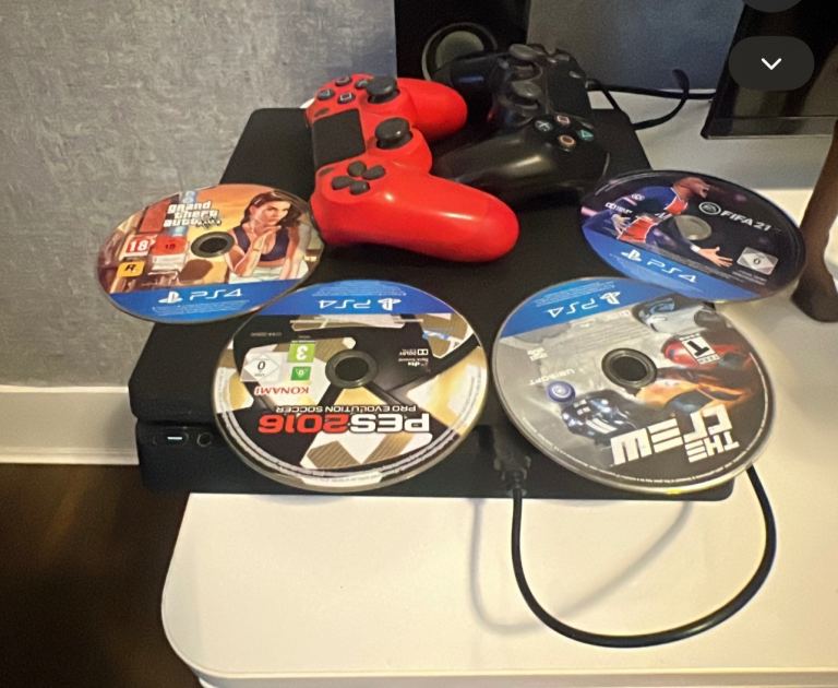 PlayStation 4 in very good condition, lightly used, with 2 controllers and 4 games.