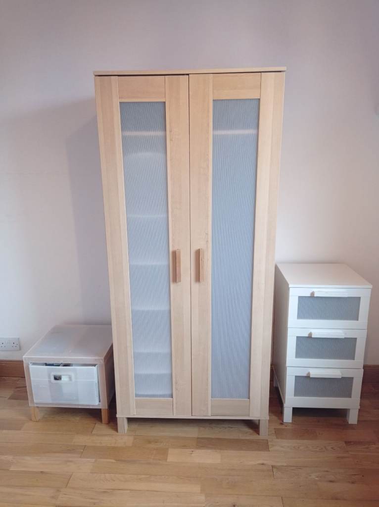 Wardrobe and chest of drawers 