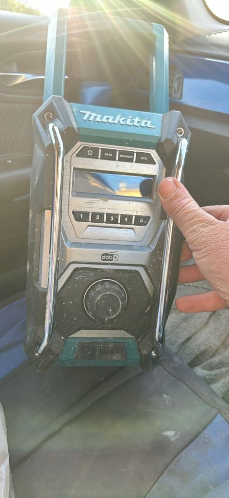 Makita dab radio 4 weeks old with battery bargain 