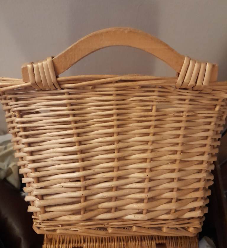(3rd) WICKER STORAGE BASKET WITH HANDLE