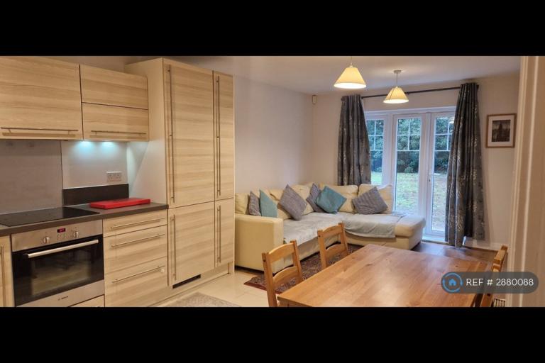 2 bedroom flat in Colnhurst Road, Watford, WD17 (2 bed) (#2880088)