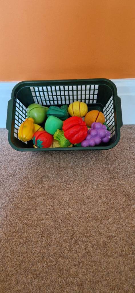 PLAY FOOD. CUTTABLE IN BASKET. EXCELLENT CONDITION.