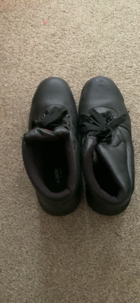 Men’s size 10 & size 6 safety shoes . Security shoes 