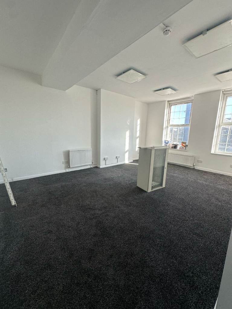 1 Large  Double bedroom to Rent in HMO Property (RM18)