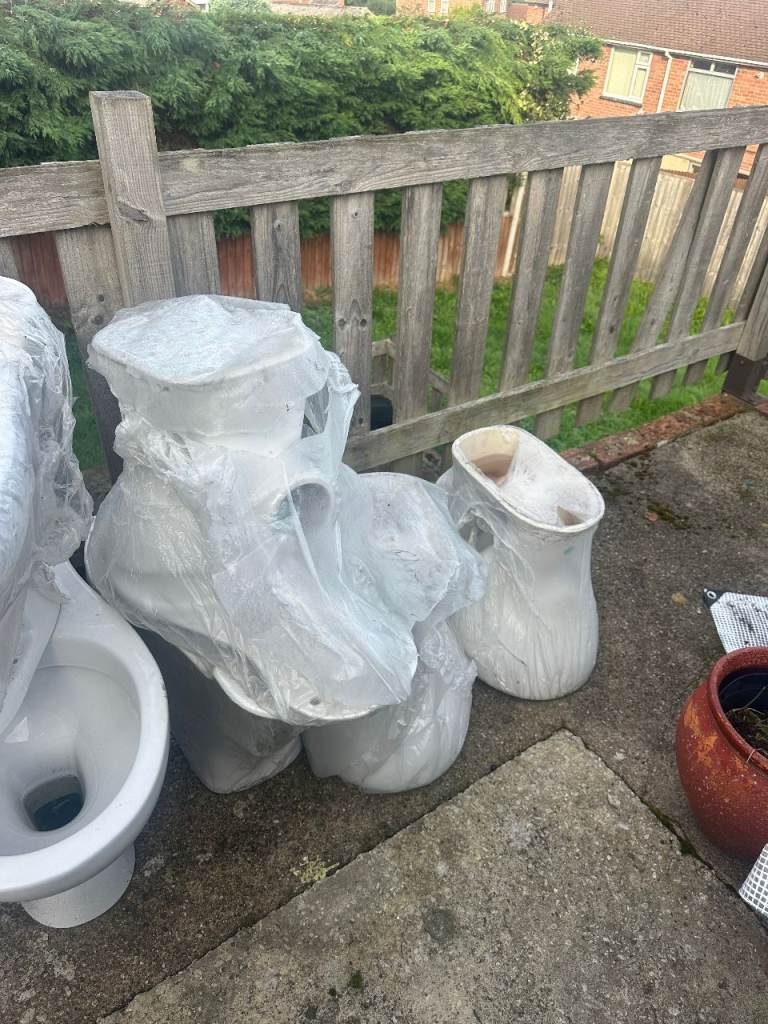 *** NOW FREE *** JOB LOT  6 Toilet bowls 