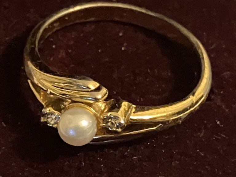 Ladies 18ct gold plate cubic zirconia ring 0.04ct.
