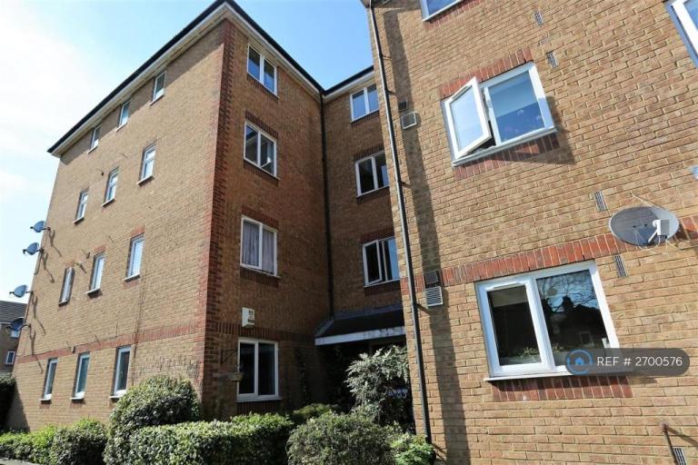 2 bedroom flat in Greenacre Gardens, London, E17 (2 bed) (#2700576)