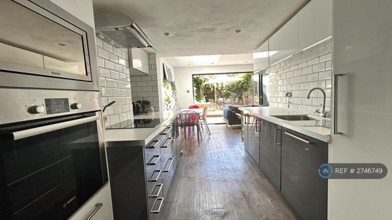 2 bedroom flat in Highbury, London, N5 (2 bed) (#2746749)