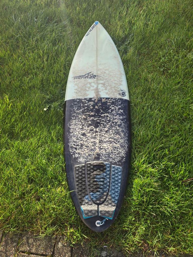 Damaged wetworks surfboard comes with futures v2 5fin set