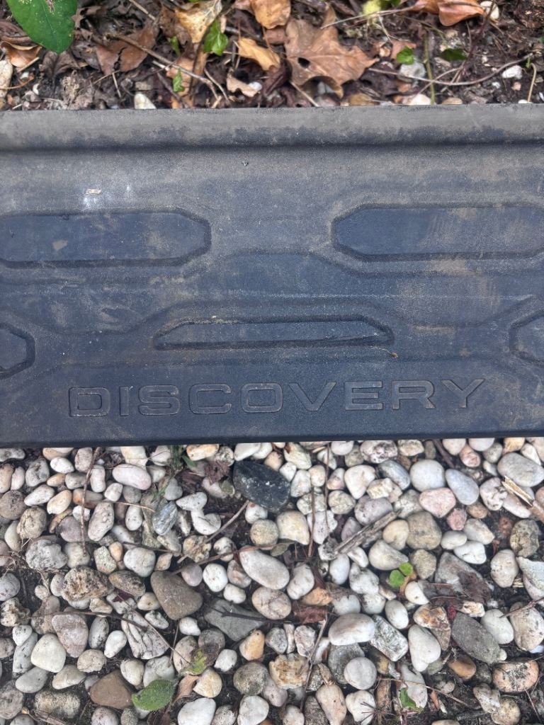 Landrover Discovery sidesteps 