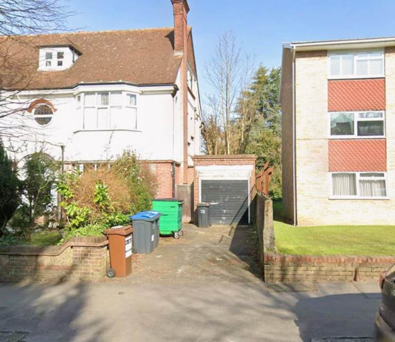 CR2 ~ Lock up Garage/Storage ~ To Rent in Harewood CR2 7AL~ S. Croydon. ~ Extra parking space!