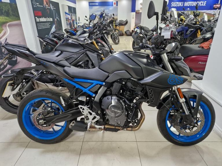2025 SUZUKI GSX-8S IN BLACK