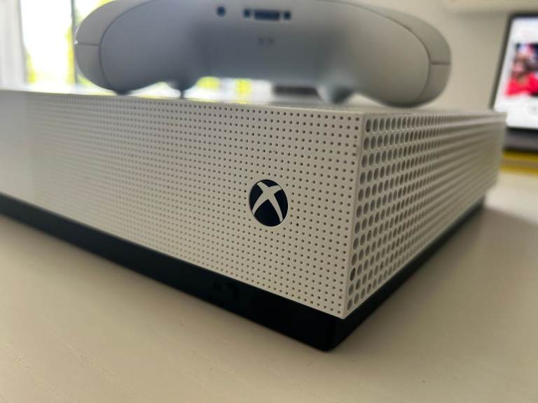X Box Series console with controller 