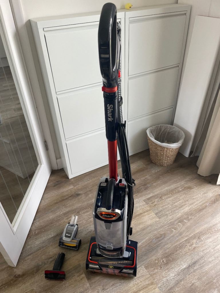 Shark Vacuum Cleaner (NZ801UKT DuoClean Powered Lift-Away – Pet Model) – Very good Condition