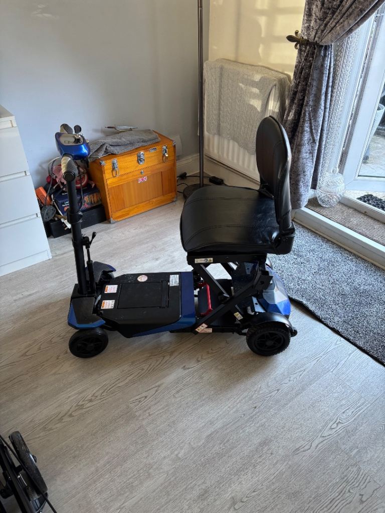 Folding mobility scooter