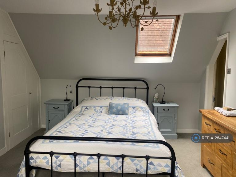 2 bedroom flat in Rose Hill, Dorking, RH4 (2 bed) (#2647441)