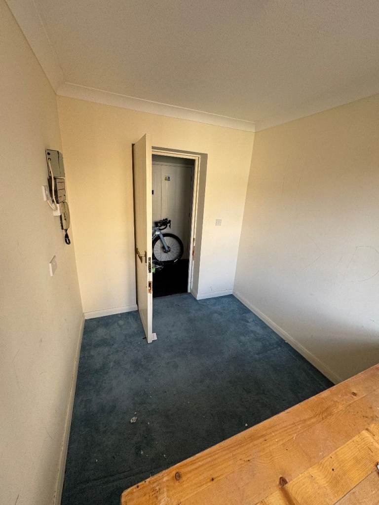 Secure Storage Room to let in central Sutton 61 sq ft for £42 per week