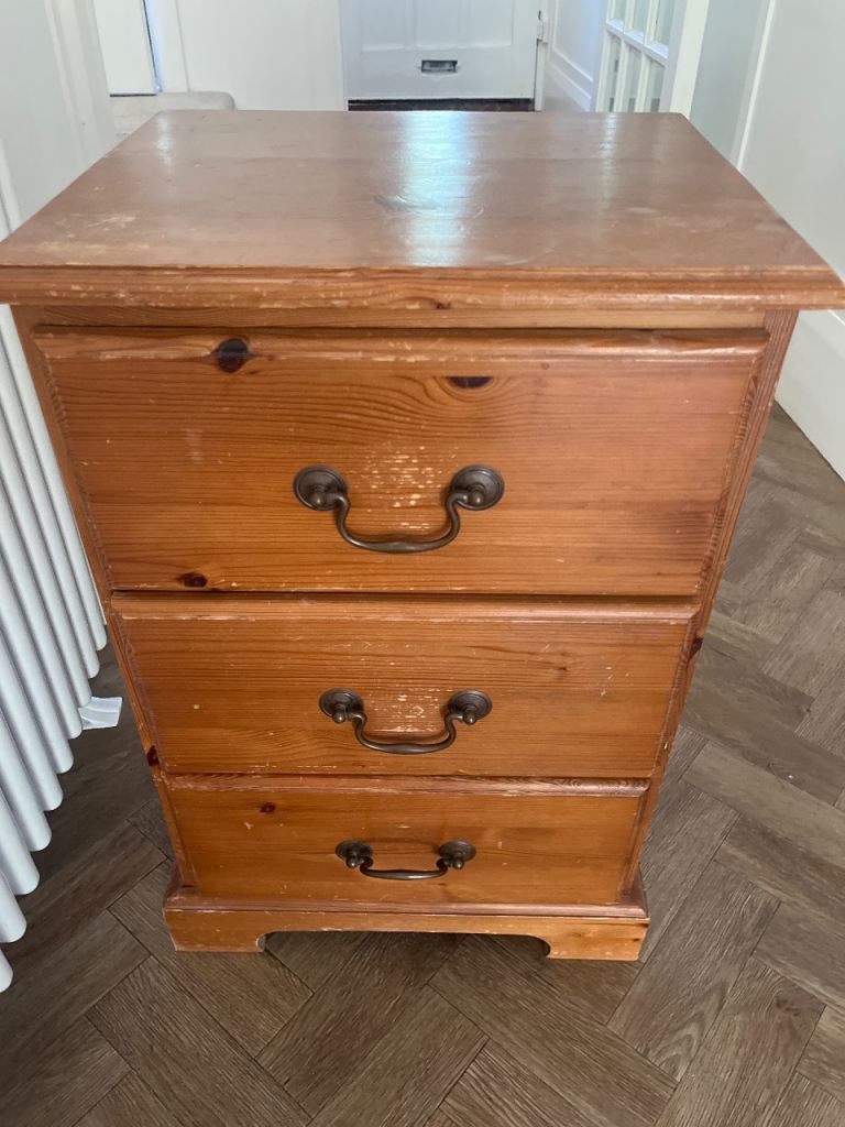 Solid pine chest of drawers 