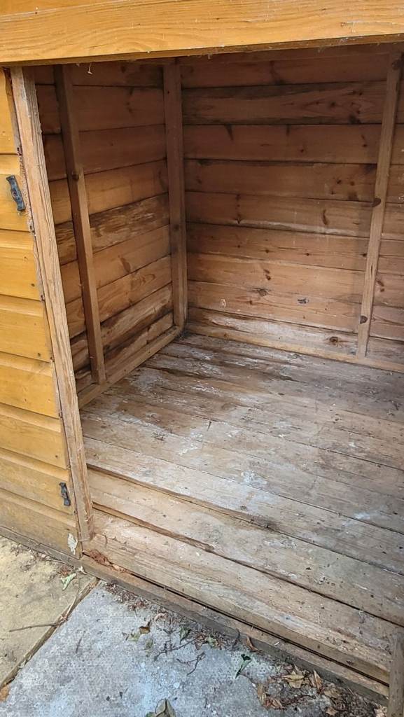 5ft x 4ft wooden chicken coop