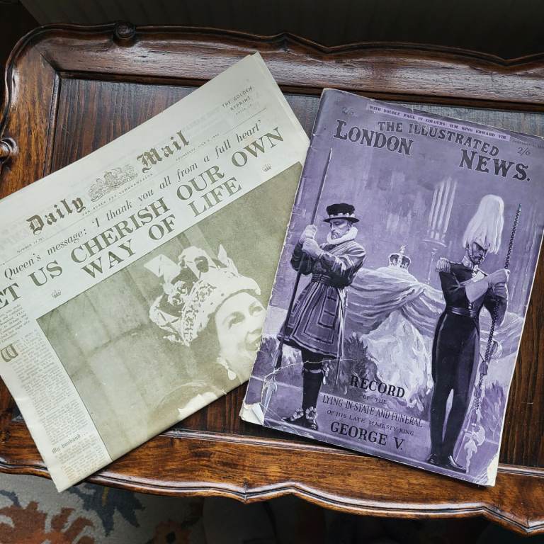 Royal commemorative bundle - Special magazine, newspaper and mugs.