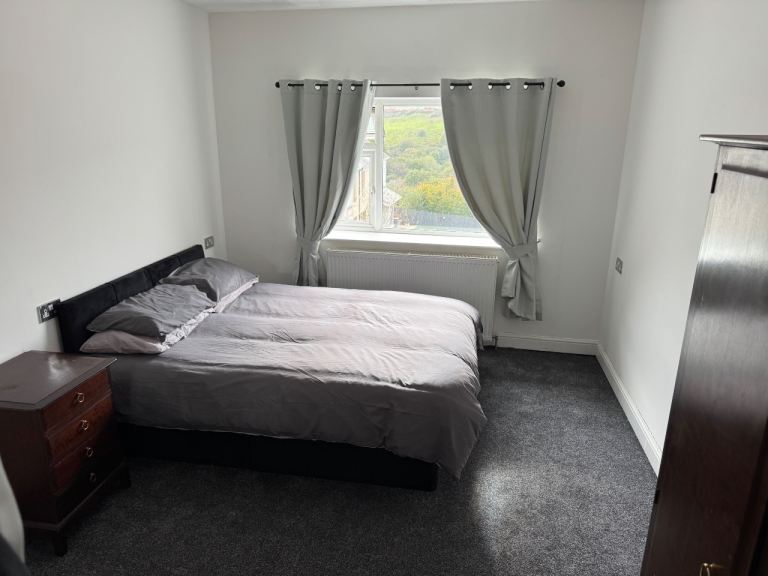 House share rooms Available 